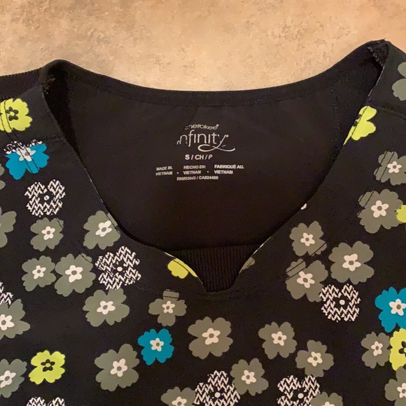 Pattern Scrub Top - Picture 2 of 3